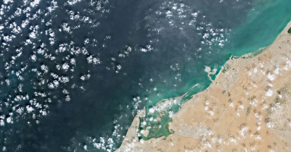 UAE'de Depremli Tankerin Yağ Sızıntısı Genişliyor, Plajlar Kapatılıyor