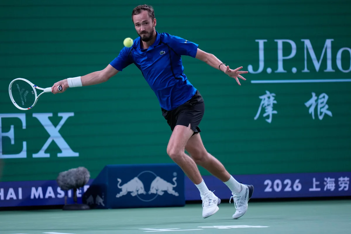 Medvedev, Tsitsipas Shanghai Masters'ta Çeyrek Finaline Gidiyor