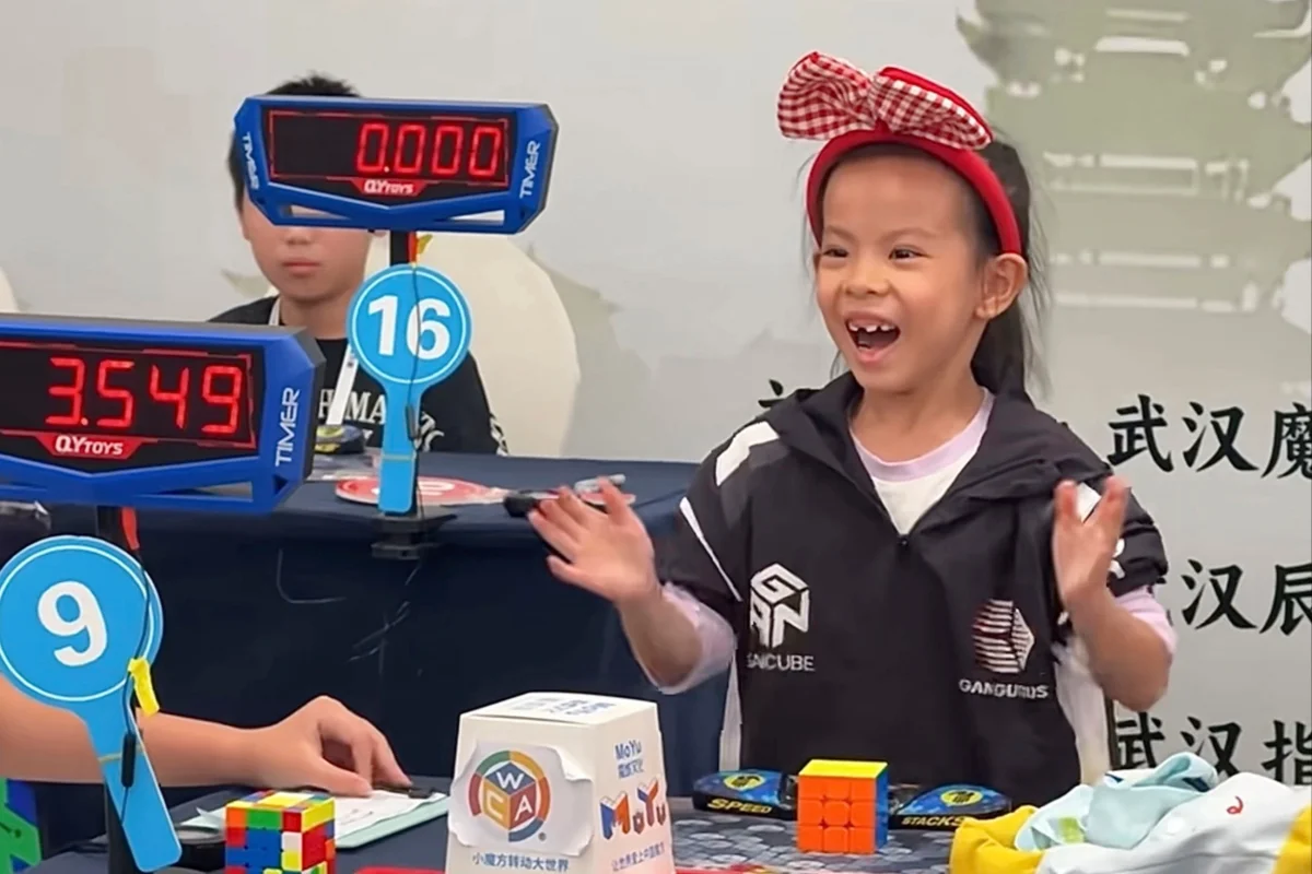 6 yaşındaki Çinli kız, Rubik küp rekorunu kırdı