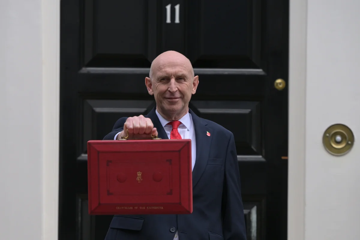 İngiltere Maliye Bakanı John Healey, 3,9% En Az Maaş Artışı Duyurdu