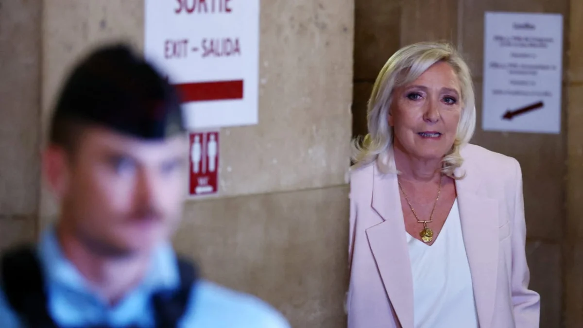 Fransa mahkemesi Marine Le Pen'in bakanlikten uzaklastirilmasindan bir yil kisa oldugu ortaya cikti