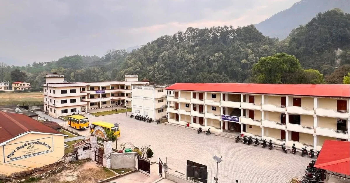 Nepal'de öğretmen, sel ve çökıntüden 1600 çocuğu kurtardı