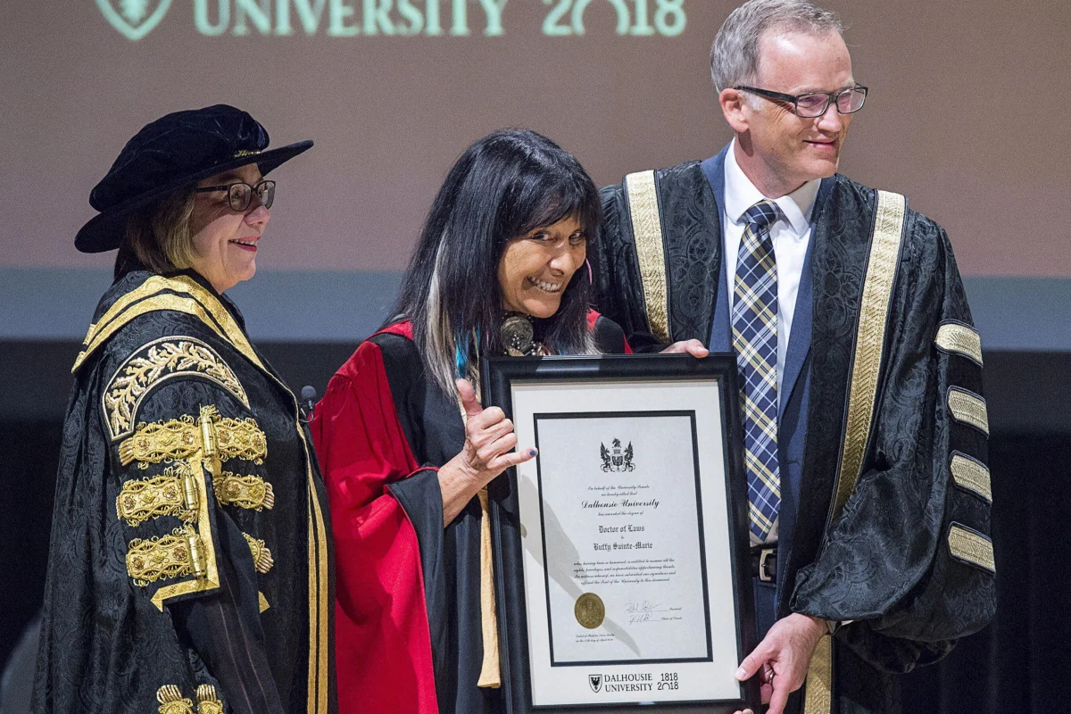 Buffy Sainte-Marie'nin Fahri Derecesi Sahte Yerli Köken İddiaları Nedeniyle İptal Edildi