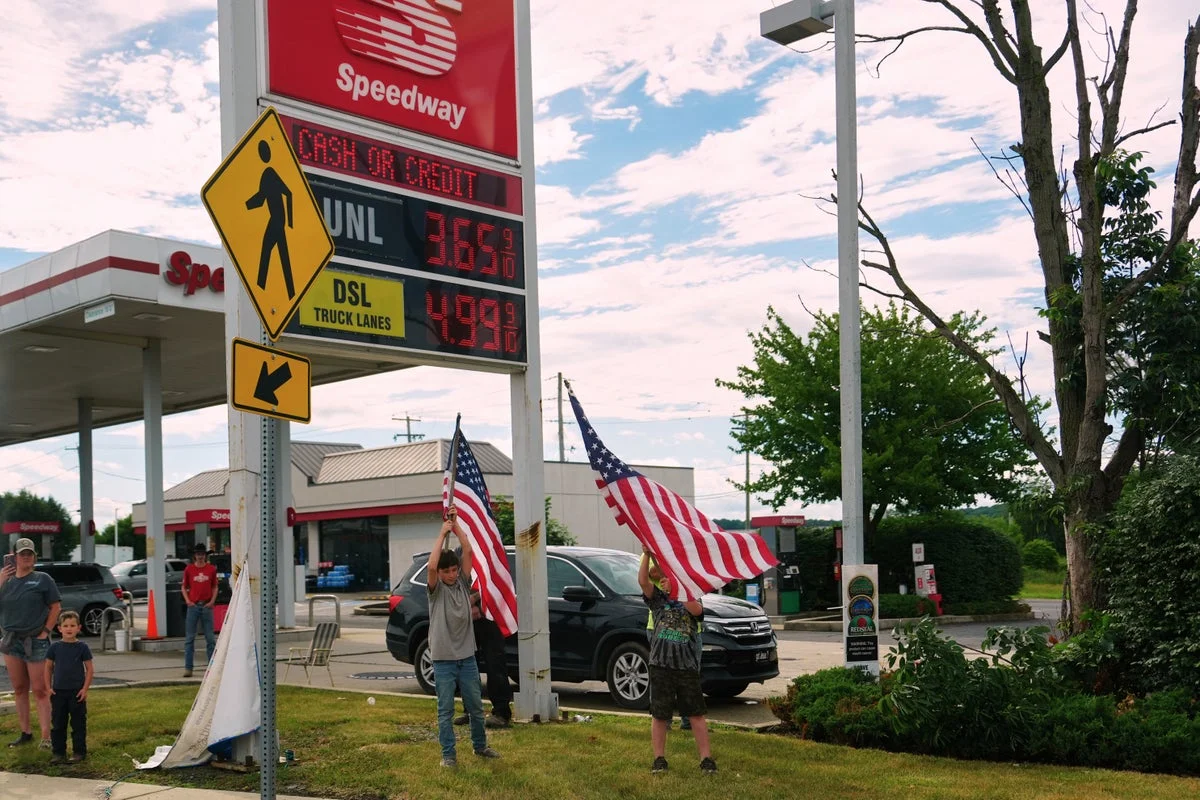 Trump, benzine fiyatlarinin dusmemesine kizildi, soruşturma emri verdi