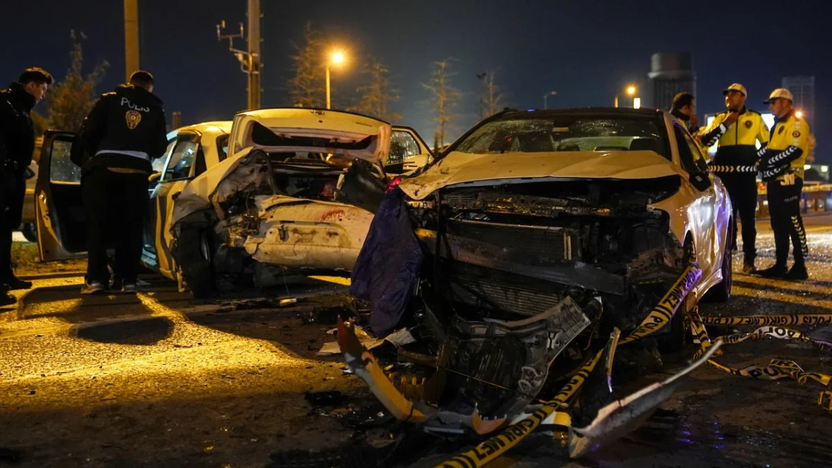 İstanbul Kadıköy'de Emniyet Şeridinde Feci Kaza: Bir Sürücü Hayatını Kaybetti