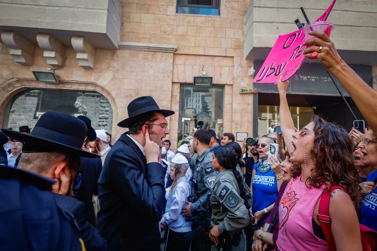 İsrail'de Haredi Protestoları: Kafe Kapanmak Üzere