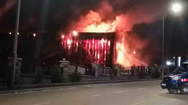 Ankara Sincan'da Kimya Fabrikası Yangını: 35 Kişi Tahliye Edildi, Alevler Kontrol Altına Alındı