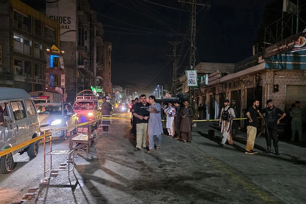 Pakistan'da polise suikast: En az 14 ölü, 18 yara aldı