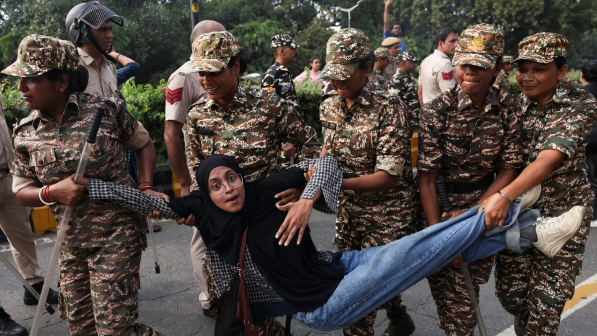 Hindistan, Delhi'de seçim başkanına yöneliktiren protestlar önlemek için binlerce gözaltına aldı ve kapatma uyguladı
