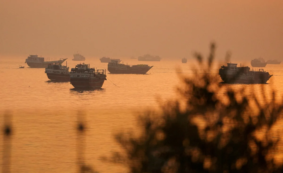Iran, Hormuz Boğazı'nda ticari gemilere fırlattı missilesi