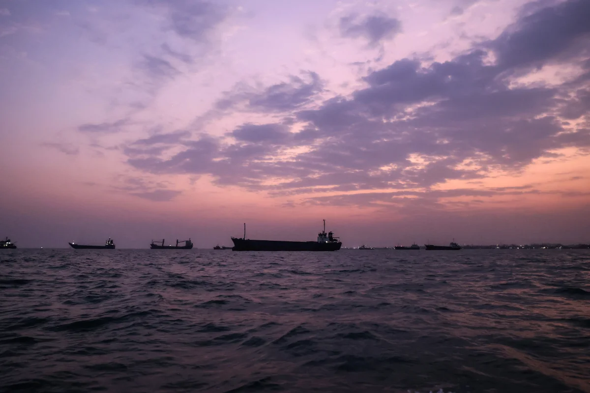 Hormuz'de deniz mayınına çarpan petrol tankeri patladı