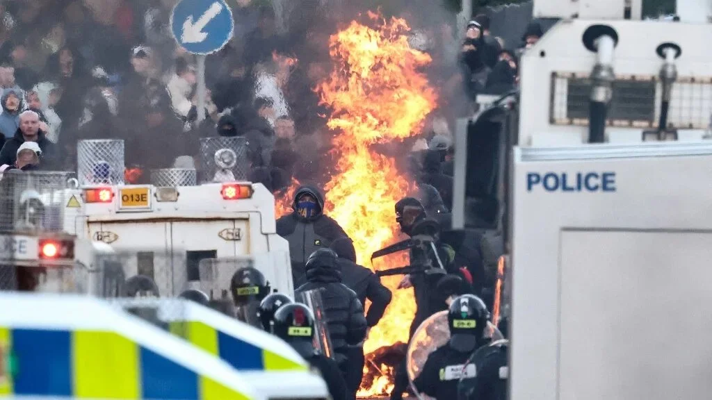 Belfast'ta göçmen evlerine saldırı