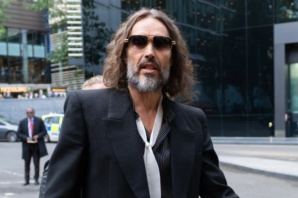 Russell Brand’a yönelik tecavüz ve cinsel saldırı suçlamaları mahkemede