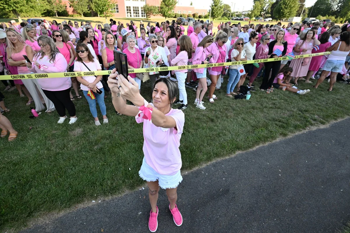 Pink Kıyafetli Destekçileri Lindsay Clancy'yi Savunmak İçin Massachusetts Mahkemesi Önünde Toplandı
