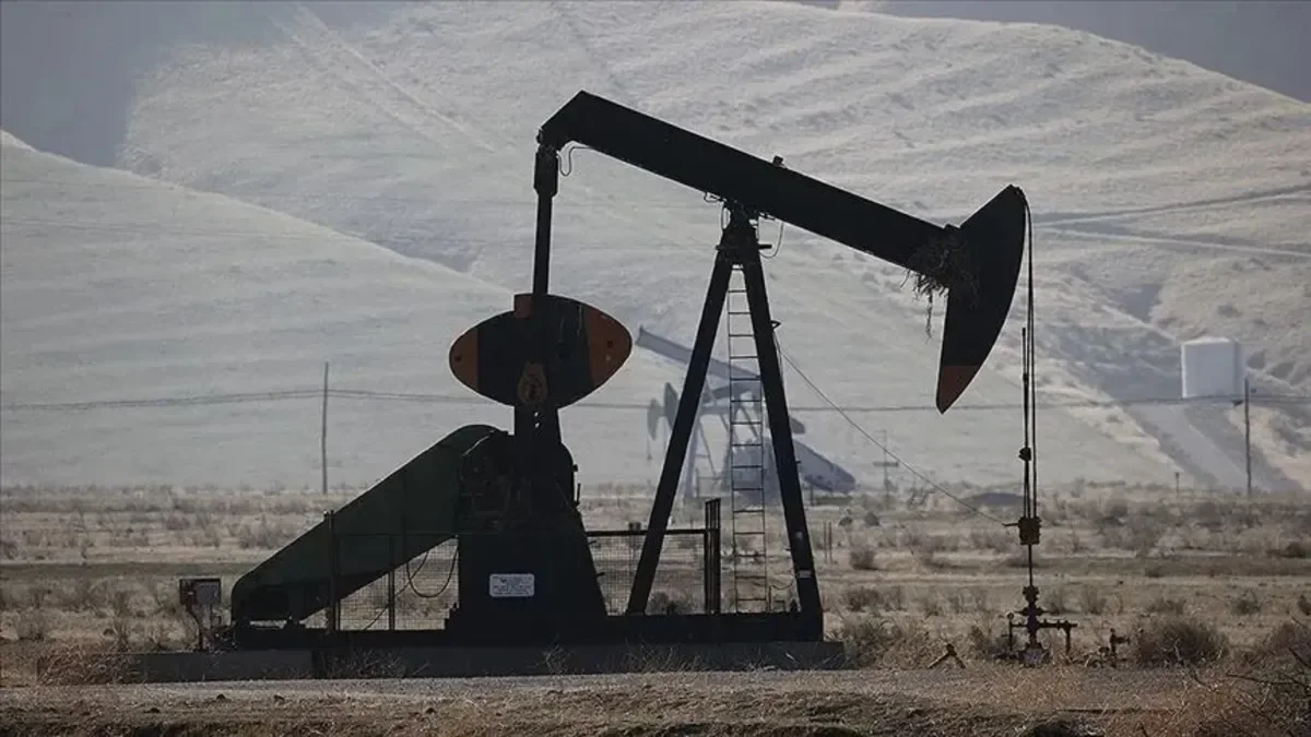 Petrol 100 doları aştı, altın düşüşe çakıldı
