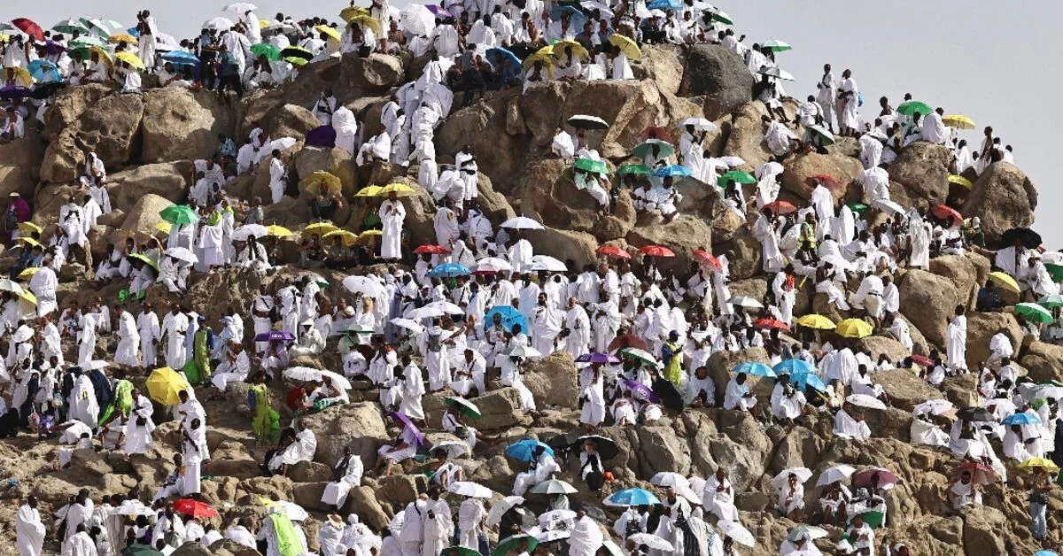 Milyonlarca Müslüman Arefe'de Arafat Dağı'nda dua etti