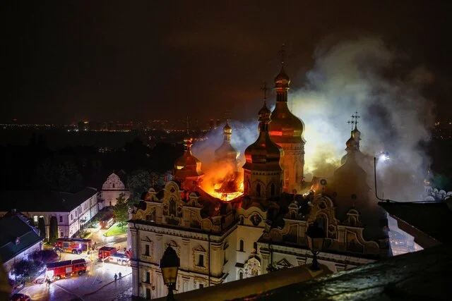 Kiev'deki tarihi manastır Rus saldırısında yandı
