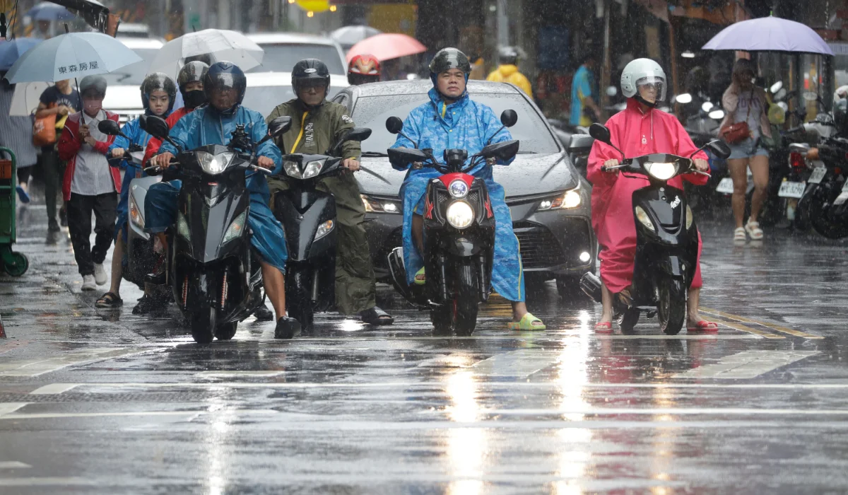 Typhoon Champi Tayvan'ı vurarak 1 ölü, 500'den fazla yaralı bıraktı; Çin kıyılarına yöneliyor