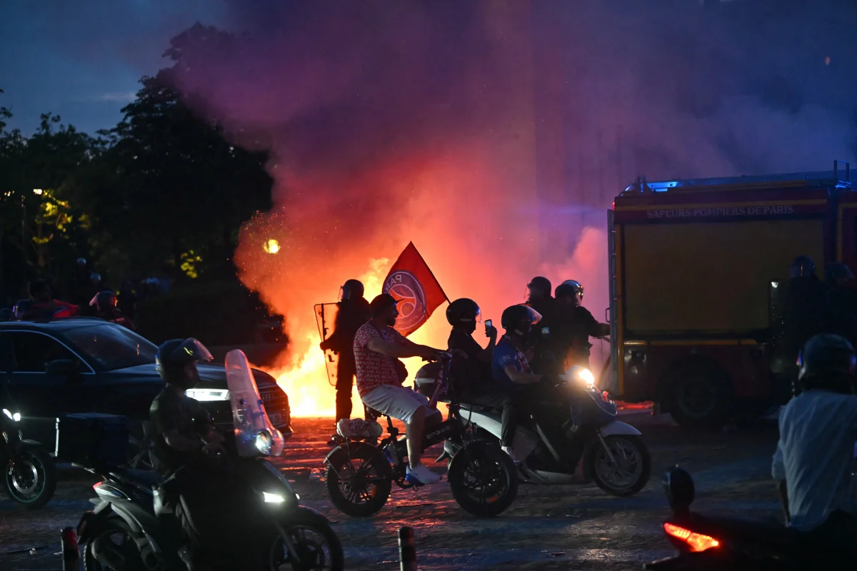 PSG Taraftarlarinin Sevinci Polisle Catsma ile Sonuclandi