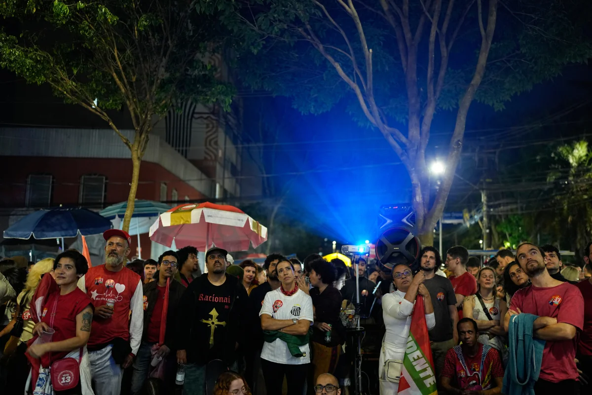 Bolsonaro ve Lula, yaşam maliyetleri ve yolsuzluk iddiaları üzerine Brezilya seçim tartışmasında çatıştı
