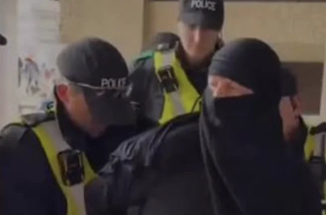 Portsmouth'ta Burka Giyen 76 Yaşındaki Adam Kimlik Gizleme Suçundan Tutuklandı